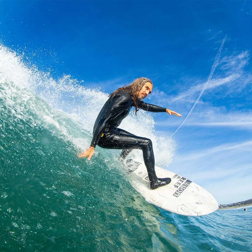 Rob Machado surfando uma onda com uma prancha Firewire