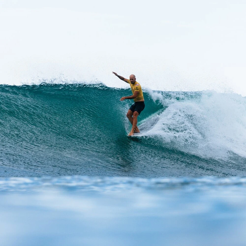 Surfista deslizando numa onda limpa com uma prancha Firewire